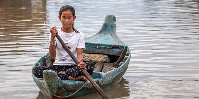En flicka i en båt.