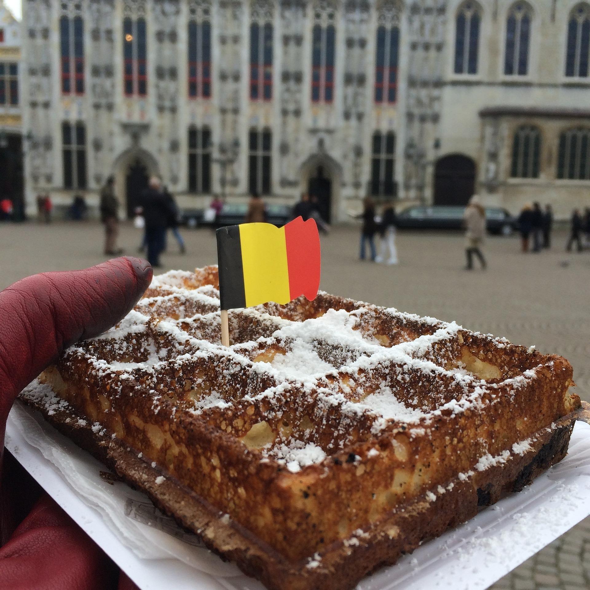 En belgisk våffla med en belgiskt flagga på.